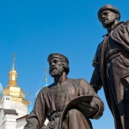 Памятник зодчим казанского Кремля фотографии