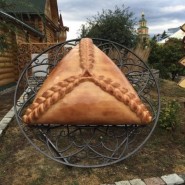 Памятник татарскому пирожку «Эчпочмак» фотографии