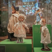 Выставка «История детства. Куклы и игрушки XIX-XX веков» фотографии