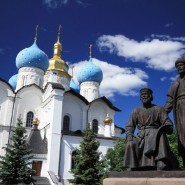 Памятник зодчим казанского Кремля фотографии