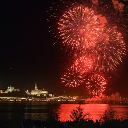 Праздничный салют в Казани 2025