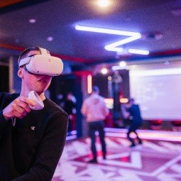 Развлечения в парке виртуальной реальности The Deep