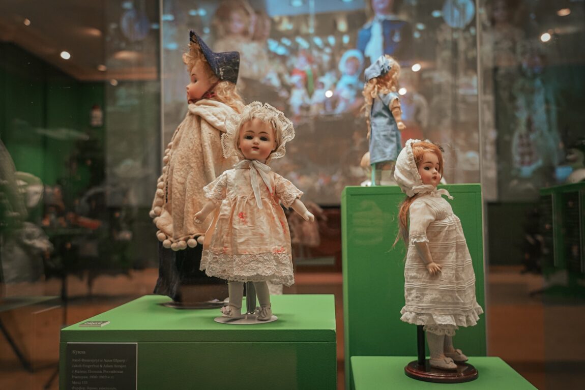 Выставка «История детства. Куклы и игрушки XIX-XX веков»