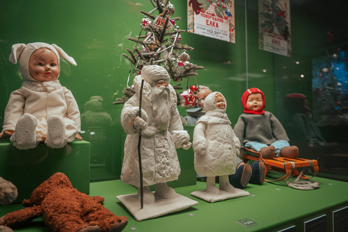 Выставка «История детства. Куклы и игрушки XIX-XX веков»